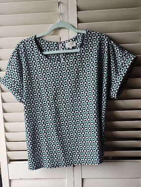 Short Sleeve Geometric Print Tee in Green, Black & White